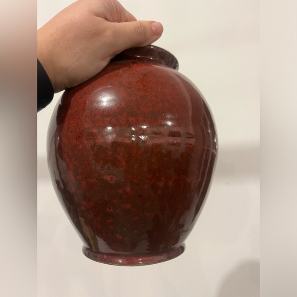 Beautiful hand-spun ceramic pottery vase in deep red - Picture 3 of 6